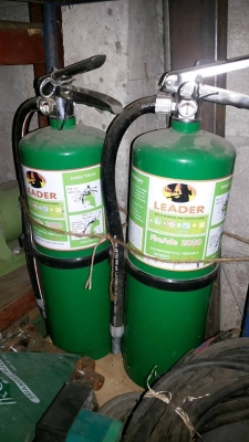 ถังดับเพลิง ยี่ห้อ LEADER เป็นเครื่องดับเพลิงชนิด เหลวระเหย . . ใช้ดับไฟ ประเภท A, B, C, ( ไม้, น้ำมัน, ไฟฟ้า ) มีข้อดี ตรงที่ เมื่อฉีดไปแล้ว จะไม่มีอะไรหลงเหลืออยู่เลย(ระเหยไปหมด) . จึงเหมาะที่จะใช้ในห้องที่มีคุณสมบัติพิเศษ เช่น ห้องคอมพิวเตอร์ ห้องสื่อส