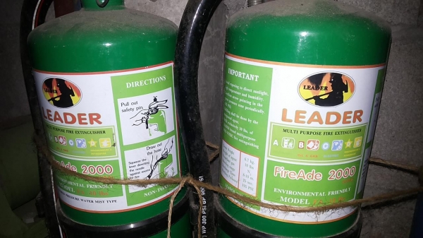 ถังดับเพลิง ยี่ห้อ LEADER เป็นเครื่องดับเพลิงชนิด เหลวระเหย . . ใช้ดับไฟ ประเภท A, B, C, ( ไม้, น้ำมัน, ไฟฟ้า ) มีข้อดี ตรงที่ เมื่อฉีดไปแล้ว จะไม่มีอะไรหลงเหลืออยู่เลย(ระเหยไปหมด) . จึงเหมาะที่จะใช้ในห้องที่มีคุณสมบัติพิเศษ เช่น ห้องคอมพิวเตอร์ ห้องสื่อส