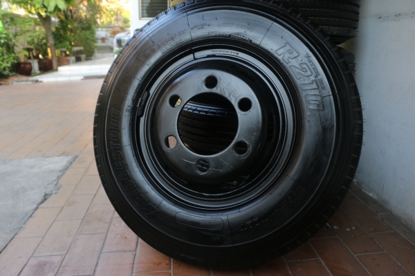 ขายยาง Bridgestone รุ่น R210 เบอร์ 7.5 ขอบ 16 พร้อมกระทะ 6 รู 40000 บาท