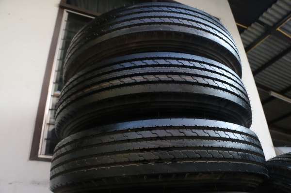 ขายยาง Bridgestone รุ่น R210 เบอร์ 7.5 ขอบ 16 พร้อมกระทะ 6 รู 40000 บาท