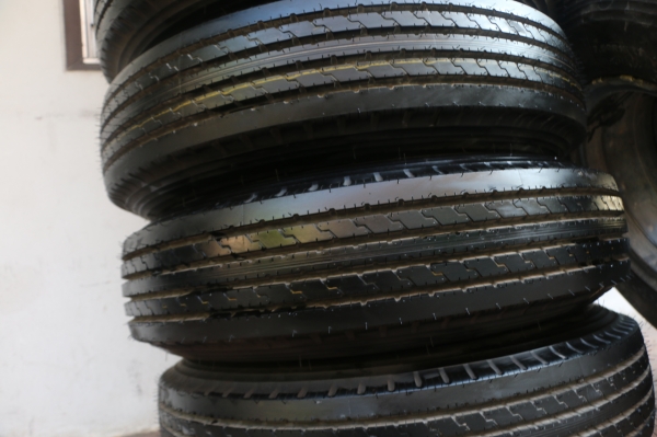 ขายยาง Bridgestone รุ่น R210 เบอร์ 7.5 ขอบ 16 พร้อมกระทะ 6 รู 40000 บาท