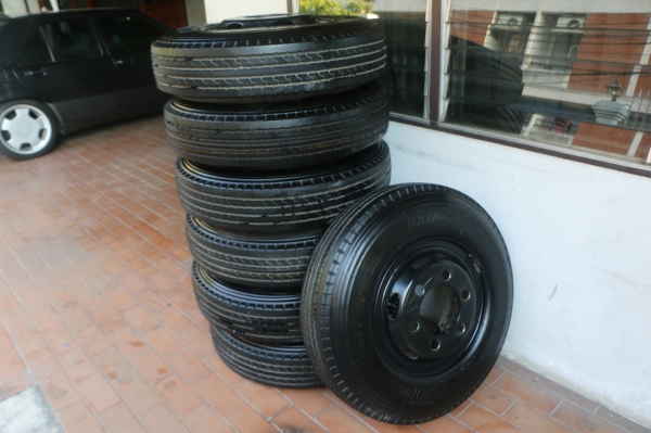 ขายยาง Bridgestone รุ่น R210 เบอร์ 7.5 ขอบ 16 พร้อมกระทะ 6 รู 40000 บาท