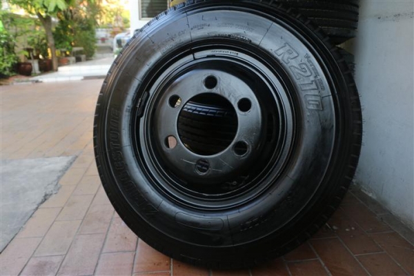 ขายยาง Bridgestone รุ่น R210 เบอร์ 7.5 ขอบ 16 พร้อมกระทะ 6 รู 40000 บาท