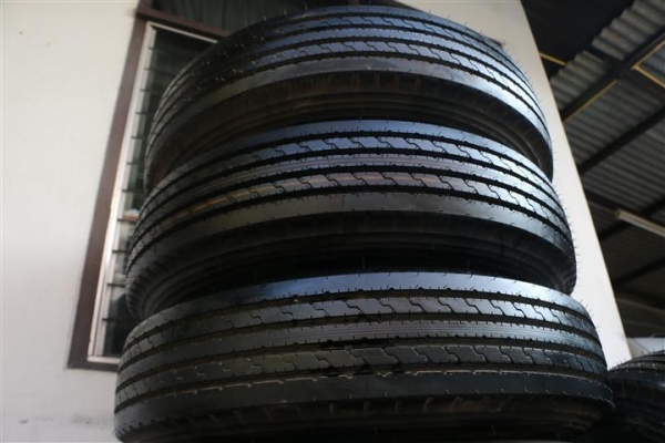 ขายยาง Bridgestone รุ่น R210 เบอร์ 7.5 ขอบ 16 พร้อมกระทะ 6 รู 40000 บาท