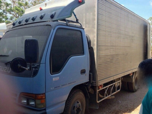 รถอีซูซุ 6 ล้อ ตู้เย็น  NPR 120 แรงม้า. ปี 42  ( ฝาขาว )  สนใจติดต่อ 081 - 6079515