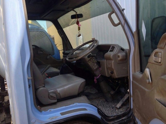 รถอีซูซุ 6 ล้อ ตู้เย็น  NPR 120 แรงม้า. ปี 42  ( ฝาขาว )  สนใจติดต่อ 081 - 6079515