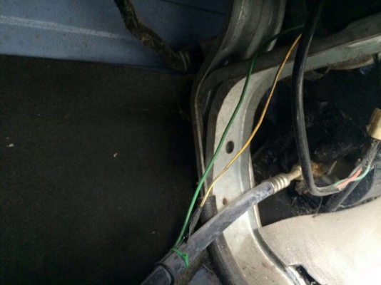 รถอีซูซุ 6 ล้อ ตู้เย็น  NPR 120 แรงม้า. ปี 42  ( ฝาขาว )  สนใจติดต่อ 081 - 6079515