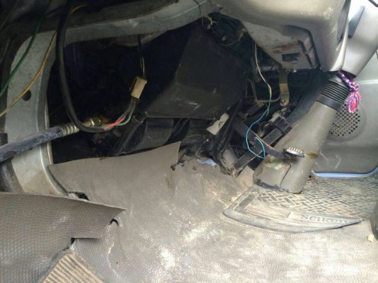 รถอีซูซุ 6 ล้อ ตู้เย็น  NPR 120 แรงม้า. ปี 42  ( ฝาขาว )  สนใจติดต่อ 081 - 6079515