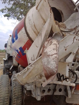 รถอีซูซุ 6 ล้อ โม่ปูน  FTR  165 แรงม้า.  สนใจติดต่อ 081 - 6079515