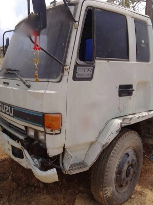 รถอีซูซุ 6 ล้อ โม่ปูน  FTR  165 แรงม้า.  สนใจติดต่อ 081 - 6079515