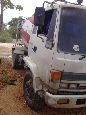 รถอีซูซุ 6 ล้อ โม่ปูน  FTR  165 แรงม้า.  สนใจติดต่อ 081 - 6079515