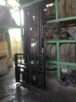 +++ ขายเสาสูง  4 เมตร ยี่ห้อ T.C.M. 2.5  ตัน +++