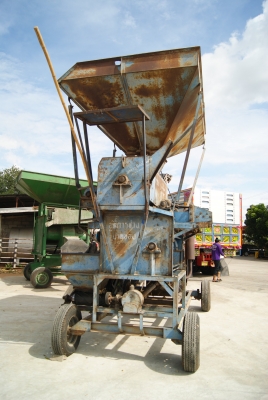 รถสีข้าวโพด