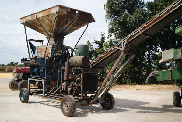 รถสีข้าวโพด