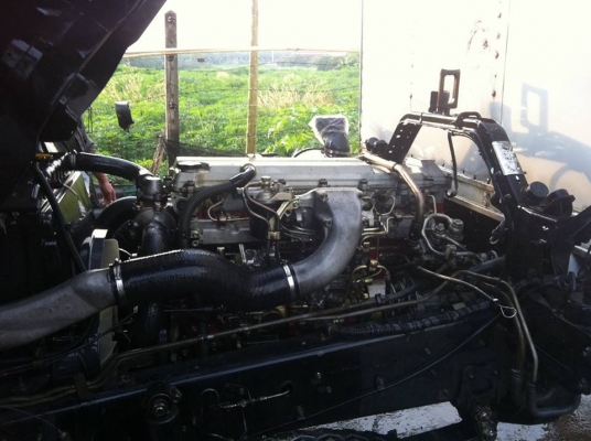 MITSUBISHI FUSO 6 ล้อตู้บรรทุก 10 บาน