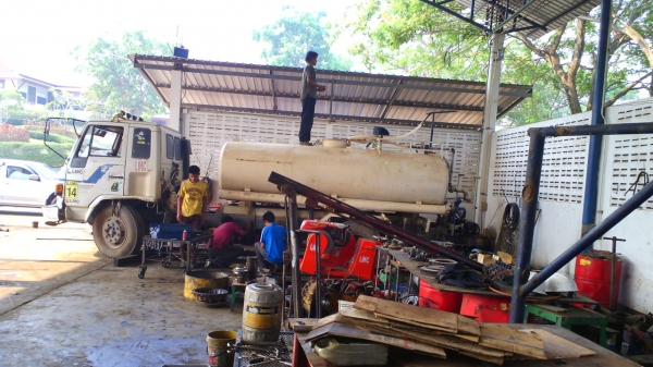 หกล้อ ISUZU FSR11HK บรรทุกน้ำ ๘ ๐๐๐ ลิตร