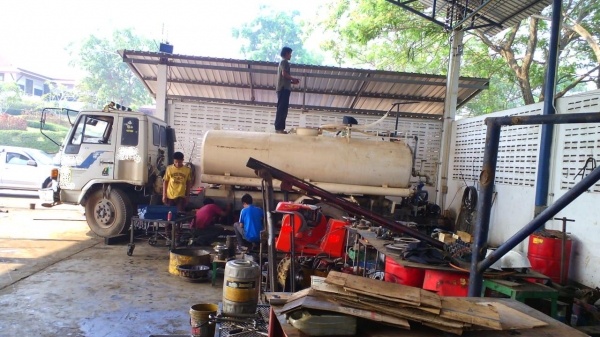 หกล้อ ISUZU FSR11HK บรรทุกน้ำ ๘ ๐๐๐ ลิตร