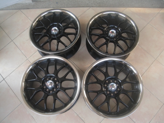 ขายล้อแม็กใหม่ เคยเป็นล้อโชว์ 1 วง ลาย bbs lm 17"x7" et40 5รู100/114.3 สีดำขอบสแตนเลส  สนใจติดต่อเล็กคลองสามครับ 081-3747940
