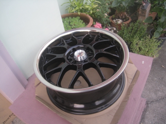 ขายล้อแม็กใหม่ เคยเป็นล้อโชว์ 1 วง ลาย bbs lm 17"x7" et40 5รู100/114.3 สีดำขอบสแตนเลส  สนใจติดต่อเล็กคลองสามครับ 081-3747940