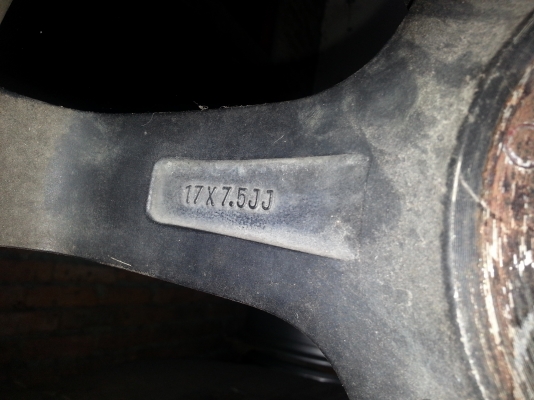 แม็กยุ่นแท้17/7.5  สวยๆ1ชุด