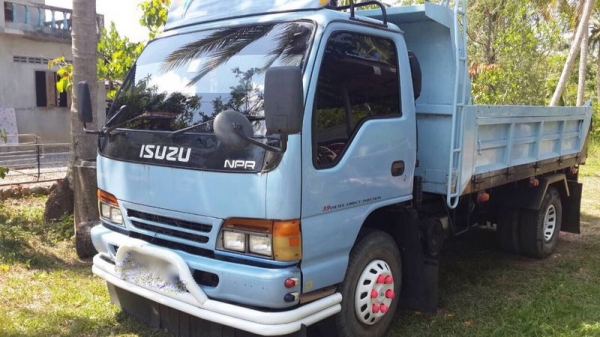 รถอีซูซุ 6 ล้อดั้ม NPR 120 แรงม้า. ปี 42  สนใจติดต่อ 081 - 6079515