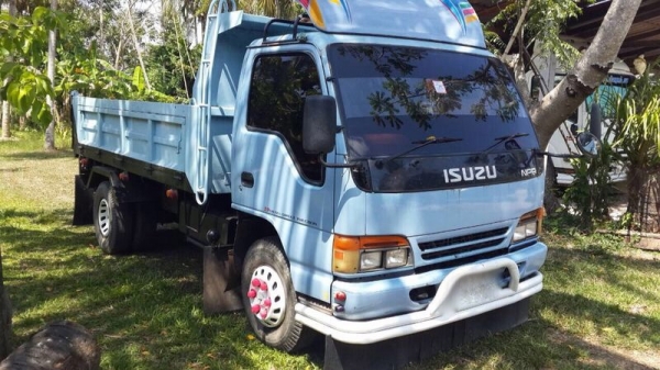 รถอีซูซุ 6 ล้อดั้ม NPR 120 แรงม้า. ปี 42  สนใจติดต่อ 081 - 6079515