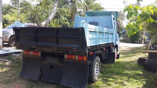 รถอีซูซุ 6 ล้อดั้ม NPR 120 แรงม้า. ปี 42  สนใจติดต่อ 081 - 6079515