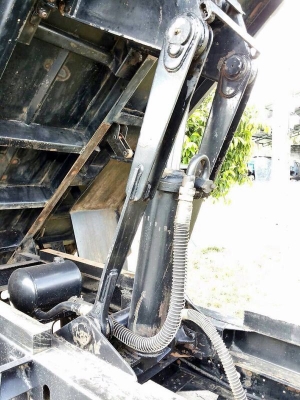 รถอีซูซุ 6 ล้อดั้ม NPR 130 แรงม้า. ปี 49  สนใจติดต่อ 081 - 6079515