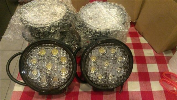 สปอร์ตไลท์ led 27w 690 บาท ฟรี EMS