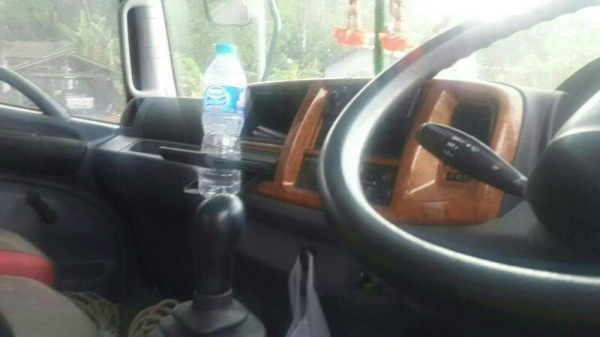 รถฮีโน่ 6 ล้อ ( ไม่ดั้ม )  150 แรงม้า. ปี 48  สนใจติดต่อ 081 - 6079515