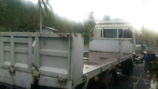 รถฮีโน่ 6 ล้อ ( ไม่ดั้ม )  150 แรงม้า. ปี 48  สนใจติดต่อ 081 - 6079515