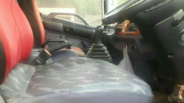 รถฮีโน่ 6 ล้อ ( ไม่ดั้ม )  150 แรงม้า. ปี 48  สนใจติดต่อ 081 - 6079515