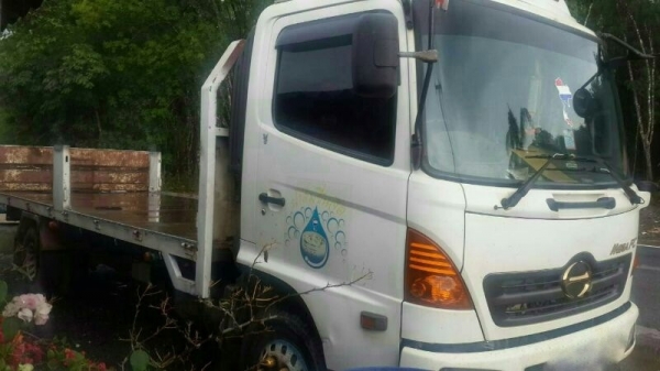 รถฮีโน่ 6 ล้อ ( ไม่ดั้ม )  150 แรงม้า. ปี 48  สนใจติดต่อ 081 - 6079515