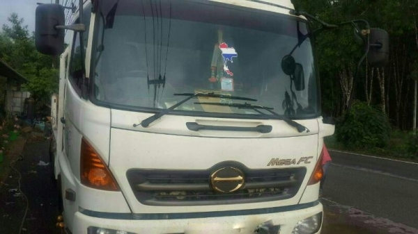 รถฮีโน่ 6 ล้อ ( ไม่ดั้ม )  150 แรงม้า. ปี 48  สนใจติดต่อ 081 - 6079515