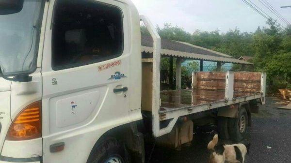 รถฮีโน่ 6 ล้อ ( ไม่ดั้ม )  150 แรงม้า. ปี 48  สนใจติดต่อ 081 - 6079515