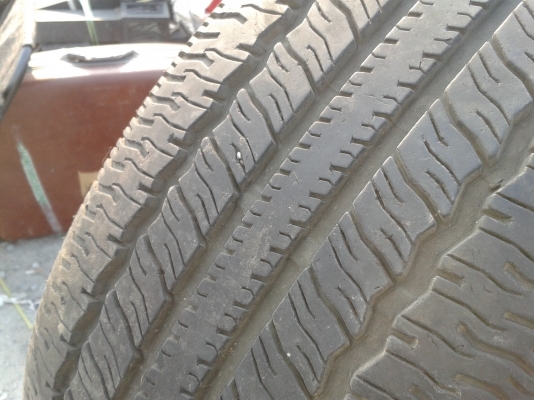 ยางขอบ 235/60/17 ดอกเต็มๆ ขาย 2500