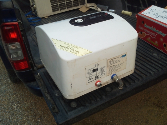 เครื่องทำน้ำอุ่นไฟฟ้า L A.ขนาดถังใหญ่ 30ลิตร ตัวถังเป็นสแตนเลสมีฉนวนกันความร้อนรอบถังl ขนาด 1550 W. (กินไฟน้อยกว่าที่มีขายในบ้านเราหลายเท่าและต่อท่อไปใช้งานได้หลายจุด)ในตัวเครื่องมีระบบป้องกันต่างๆ