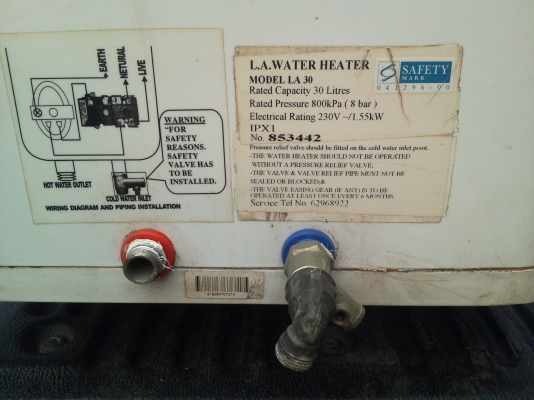 เครื่องทำน้ำอุ่นไฟฟ้า L A.ขนาดถังใหญ่ 30ลิตร ตัวถังเป็นสแตนเลสมีฉนวนกันความร้อนรอบถังl ขนาด 1550 W. (กินไฟน้อยกว่าที่มีขายในบ้านเราหลายเท่าและต่อท่อไปใช้งานได้หลายจุด)ในตัวเครื่องมีระบบป้องกันต่างๆ