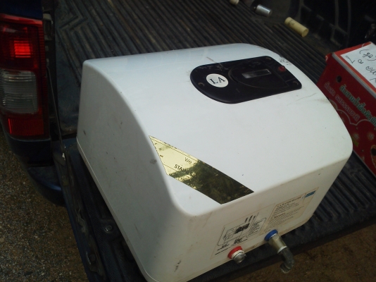 เครื่องทำน้ำอุ่นไฟฟ้า L A.ขนาดถังใหญ่ 30ลิตร ตัวถังเป็นสแตนเลสมีฉนวนกันความร้อนรอบถังl ขนาด 1550 W. (กินไฟน้อยกว่าที่มีขายในบ้านเราหลายเท่าและต่อท่อไปใช้งานได้หลายจุด)ในตัวเครื่องมีระบบป้องกันต่างๆ