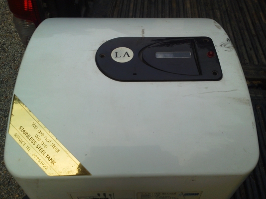 เครื่องทำน้ำอุ่นไฟฟ้า L A.ขนาดถังใหญ่ 30ลิตร ตัวถังเป็นสแตนเลสมีฉนวนกันความร้อนรอบถังl ขนาด 1550 W. (กินไฟน้อยกว่าที่มีขายในบ้านเราหลายเท่าและต่อท่อไปใช้งานได้หลายจุด)ในตัวเครื่องมีระบบป้องกันต่างๆ