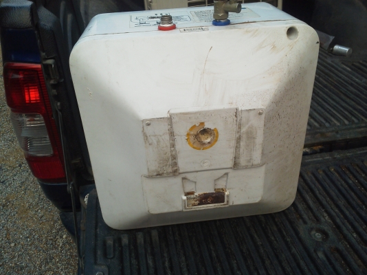 เครื่องทำน้ำอุ่นไฟฟ้า L A.ขนาดถังใหญ่ 30ลิตร ตัวถังเป็นสแตนเลสมีฉนวนกันความร้อนรอบถังl ขนาด 1550 W. (กินไฟน้อยกว่าที่มีขายในบ้านเราหลายเท่าและต่อท่อไปใช้งานได้หลายจุด)ในตัวเครื่องมีระบบป้องกันต่างๆ