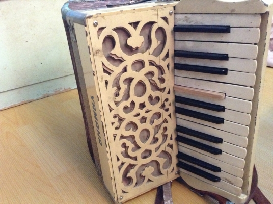 ขายแอคคอเดี้ยน คลาสสิคด้านนอกเป็นไม้ เสียงดีเล่นได้ตามปกติ ขายแอคคอเดี้ยน คลาสสิคด้านนอกเป็นไม้ เสียงดีเล่นได้ตามปกติ