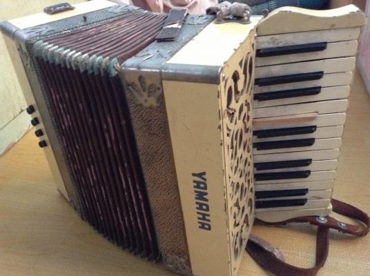 ขายแอคคอเดี้ยน คลาสสิคด้านนอกเป็นไม้ เสียงดีเล่นได้ตามปกติ ขายแอคคอเดี้ยน คลาสสิคด้านนอกเป็นไม้ เสียงดีเล่นได้ตามปกติ