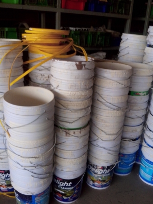 รับซื้อถังสีน้ำ 20 ลิตรพร้อมฝา ไม่ต้องล้าง  ให้ราคาดี รับซื้อถึงที่ กทม.-ปริมณฑล 083-566-2999