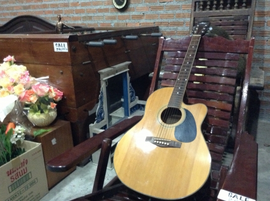 ขายกีต้าร์ คลาสสิค สีสวย. ครีมเสียงดี ดีดได้ตามปกติ