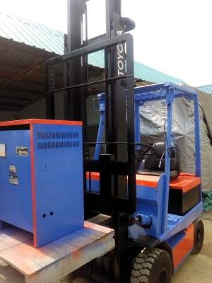 ขายโฟกลิฟท์ไฟฟ้า นั่งขับ โตโยต้า พร้อมตู้ชาร์จนอก 3เฟส