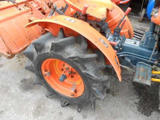 ขายถูกรถไถคูโบต้า รุ่น B6000 4WDเก่านอก คันนี้มาใหม่คับขายถูกๆ