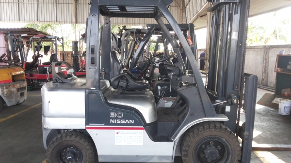 ขายรถ nissan ขนาด 3 ตัน แก็ส+นํ้ามัน