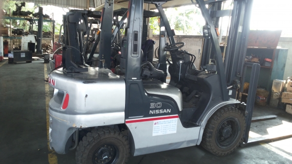 ขายรถ nissan ขนาด 3 ตัน แก็ส+นํ้ามัน