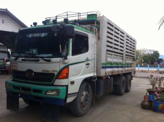 รถฮีโน่ 10 ล้อดั้ม  260 แรงม้า. ปี 47  สนใจติดต่อ 081 - 6079515